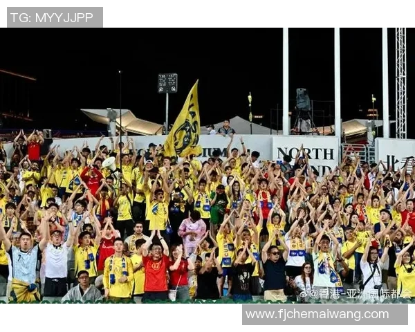 偶遇足球巨星街头上演惊喜瞬间 与球迷亲密互动引发热议